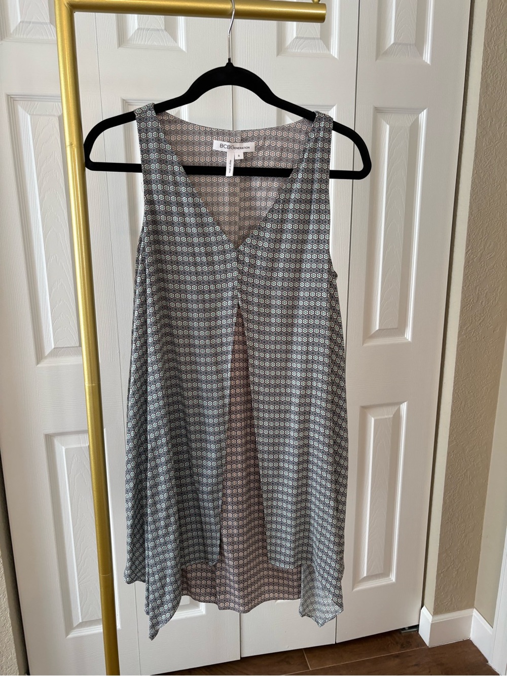 BCBGeneration Grey Patterned Sleeveless V-Neck Tunic, Boho, Summer, Flowy